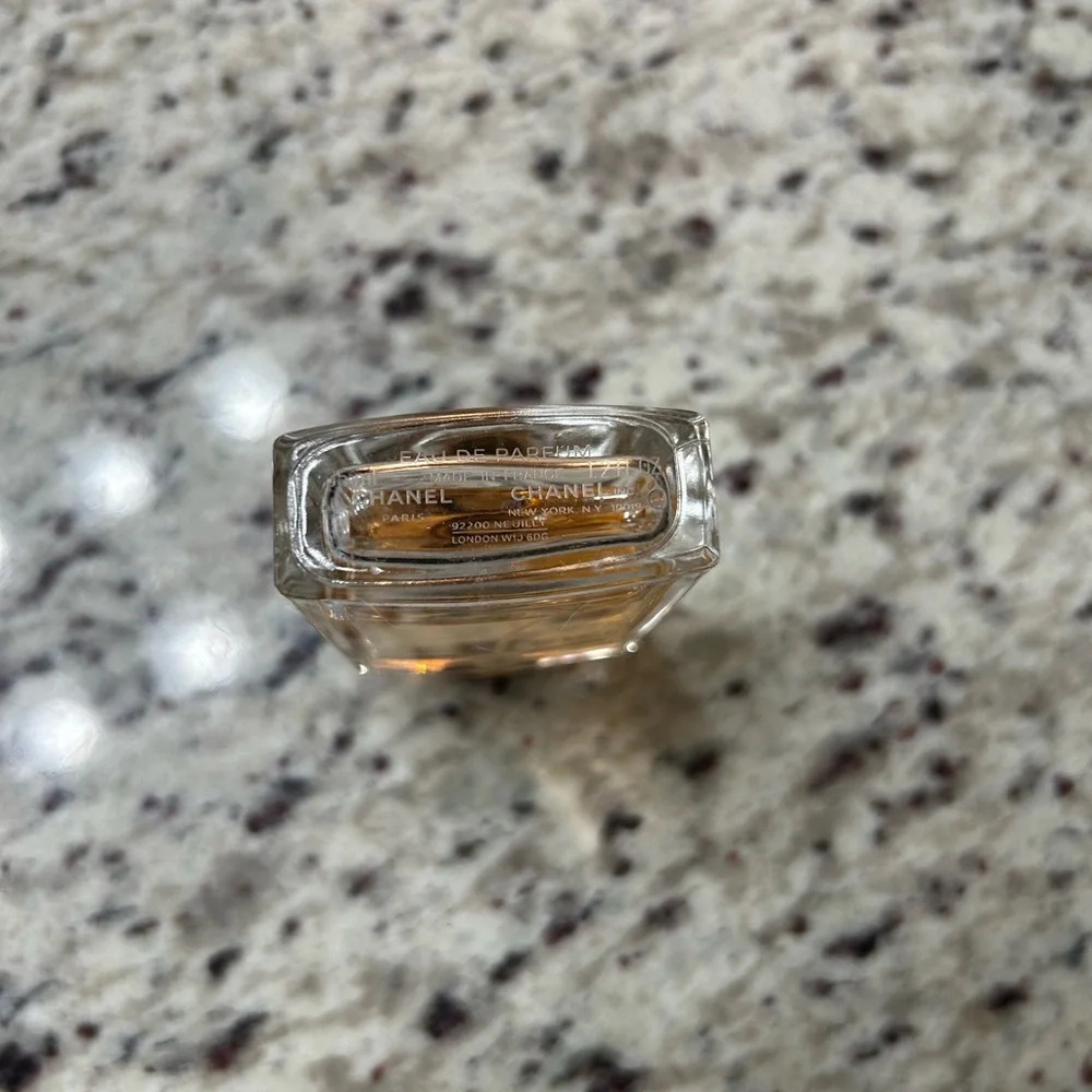 CHANEL Allure Eau de Parfum - Elegant Gold and Cream - Picture 4 of 4